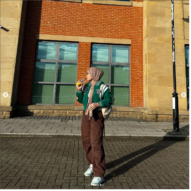 Jalan-jalan menikmati kota Newcastle, Zara tampil dengan jaket varsity dan pashmina bahan kaus atau jersey favoritnya. Foto: Dok. Instagram