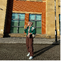 Jalan-jalan menikmati kota Newcastle, Zara tampil dengan jaket varsity dan pashmina bahan kaus atau jersey favoritnya. Foto: Dok. Instagram