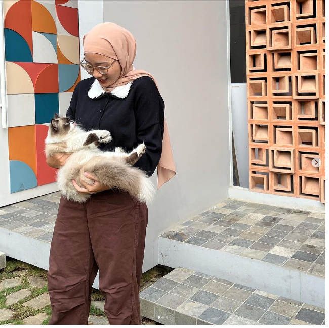 Jikapun aku berkerudung lagi, itu harus datang dari pencarian keyakinan oleh diriku sendiri, bukan oleh permintaan lingkungan atau orang lain. Ijinkan aku memulai perjalanan pencarian ini dengan caraku sendiri, tulis Zara. Foto: Dok. Instagram
