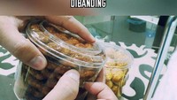 Ternyata ujian yang muncul di hari Lebaran adalah mencari ujung selotip di stoples kue-kue kering. Foto: Pool/Site