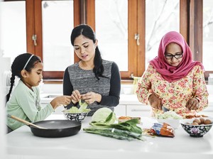5 Curhatan Menantu Kena Nyinyir Mertua Gegara Makanan