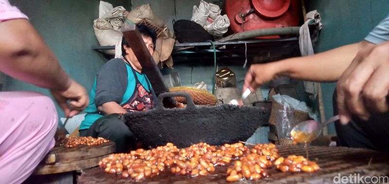 Ampyang Rajawali produksi Satirah warga Dusun Karangkulon, Desa Bero, Kecamatan Trucuk, Klaten, Senin (8/4/2024).