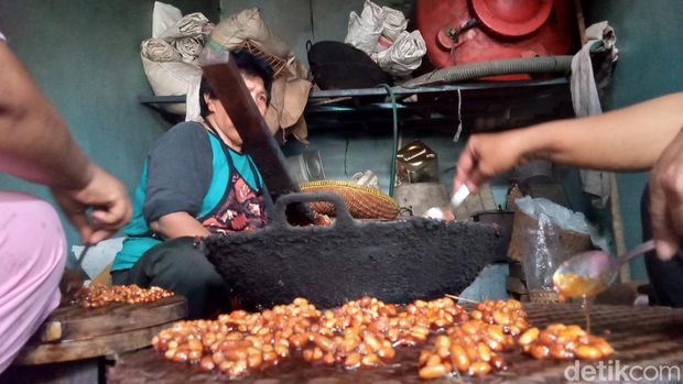 Ampyang Rajawali produksi Satirah warga Dusun Karangkulon, Desa Bero, Kecamatan Trucuk, Klaten, Senin (8/4/2024).