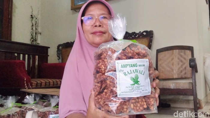 Ampyang Rajawali produksi Satirah warga Dusun Karangkulon, Desa Bero, Kecamatan Trucuk, Klaten, Senin (8/4/2024).