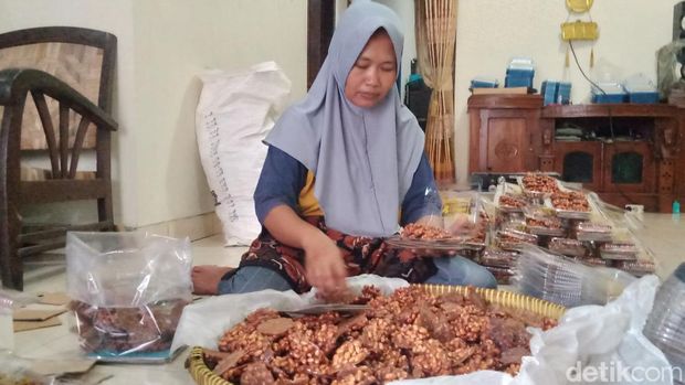 Ampyang Rajawali produksi Satirah warga Dusun Karangkulon, Desa Bero, Kecamatan Trucuk, Klaten, Senin (8/4/2024).