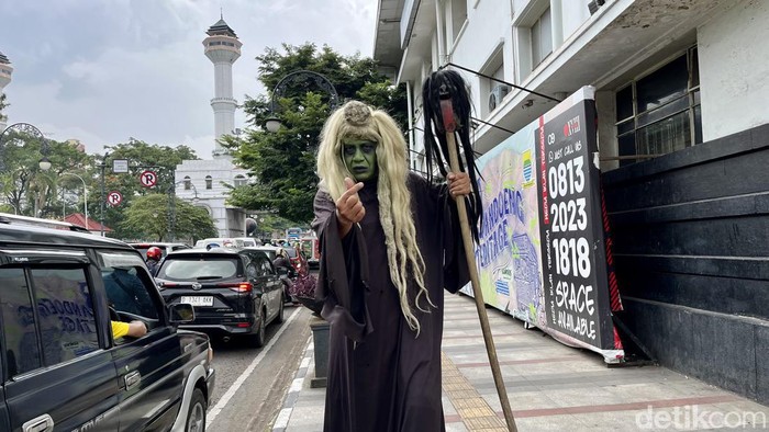 Andi, cosplayer Mak Lampir di Asia Afrika berharap panen cuan di lebaran tahun ini.