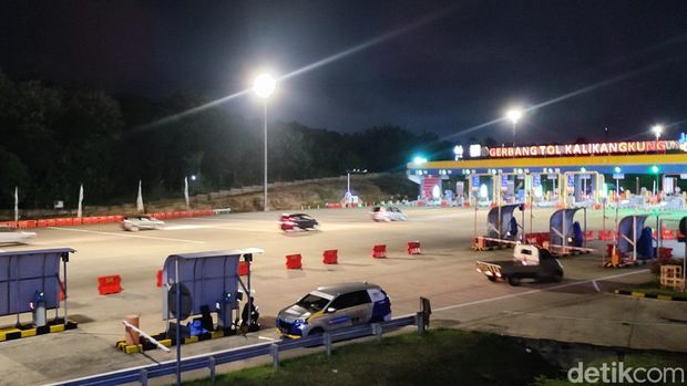 Arus lalu lintas di GT Kalikangkung, Semarang, mulai lengang, Senin (8/4/2024) petang.