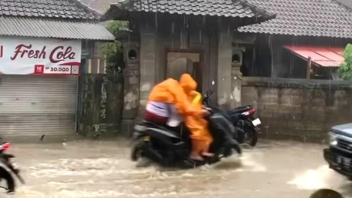 Banjir di Jalan Raya Tegallalang, Gianyar, akibat hujan deras, Senin siang (8/4/2024). (Dok pribadi Sri Wulandari)