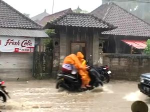 Hujan Deras, Jalan di Tegallalang-Ubud Gianyar Banjir