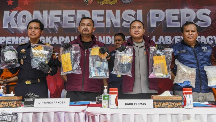 Karopenmas Mabes Polri Brigjen Pol Trunoyudo Wisnu Andiko (depan, ketiga kanan) bersama Direktur Tindak Pidana Narkoba Bareskrim Brigjen Mukti Juharsa (depan, tengah) memberikan keterangan pers terkait pengungkapan laboratorium rahasia pembuatan ekstasi milik bandar narkoba Fredy Pratama di di Perumahan Taman Sunter Agung, Tanjung Priok, Jakarta Utara, Senin (8/4/2024). Direktorat Tindak Pidana Narkoba Bareskrim Polri berkerjasama dengan Direktorat Jenderal Bea Cukai (DJBC) serta Bea Cukai Bandara Soetta berhasil mengungkap laboratorium rahasia pembuatan ekstasi yang dikendalikan langsung gembong narkoba Fredy Pratama, dalam penggerebekan petugas berhasil menangkap empat orang tersangka dengan menyita barang bukti berupa 7.800 butir ekstasi, ratusan kilogram bahan baku pembuatan ekstasi, dan uang tunai sebanyak Rp34 juta. ANTARA FOTO/Galih Pradipta/nz