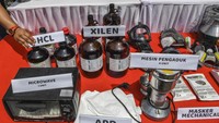 Polisi juga menyita barang bukti berupa 7.800 butir ekstasi, ratusan kilogram bahan baku pembuatan ekstasi, dan uang tunai sebanyak Rp34 juta.