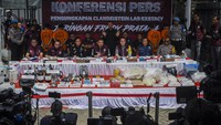 Dalam penggerebekan petugas berhasil menangkap empat orang tersangka.