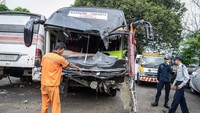 Kakorlantas Polri Brigjend Pol Aan Suhanan menyatakan 12 orang tewas dan dua orang luka-luka dalam kecelakaan yang melibatkan tiga kendaraan yaitu Bus Primajasa, Grand Max dan Daihatsu Terios di Jalan Tol Cikampek Km 58.