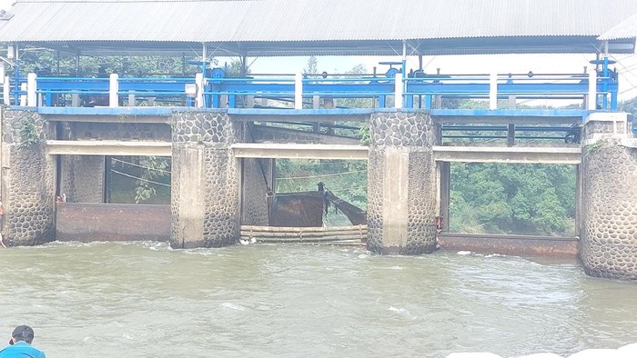 Solusi Kreatif: Bambu Digunakan untuk Memperbaiki Pintu Penguras Bendung Katulampa Bogor