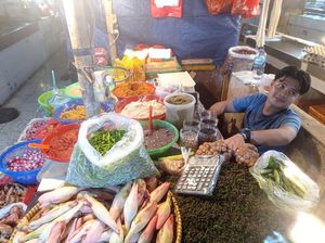 Bumbu Giling Rendang hingga Opor di Pasar Senen Banyak Diburu H-2 Lebaran