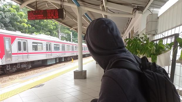 Jose (20) mahasiswa magang bidang teknologi di Plaza Indonesia punya cerita unik karena salah melihat jadwal magang saat masa cuti bersama Lebaran 2024. Jose berangkat ke kantor pagi-pagi padahal mulai hari ini libur Lebaran.