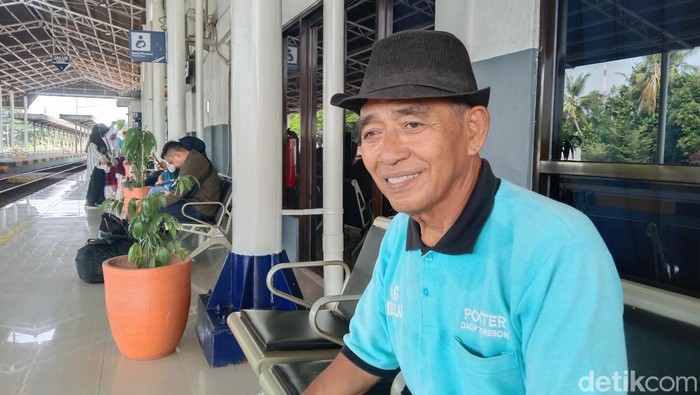 Dahlan sang porter di Stasiun Jatibarang sebagai kerjaan di masa tua nya