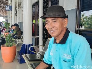 Kesetiaan Dahlan Bantu Pemudik Angkut Barang di Stasiun Jatibarang