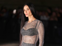 7 Potret Demi Moore Menolak Tua, Seksi Bergaun Menerawang di Usia 60-an