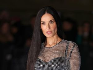 Demi Moore Gak Cuma Pamer Tubuh di Striptease