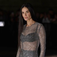 Wajah juga berpulas minimal sehingga memancarkan aura kecantikan yang alami. Hanya aksen di area mata berupa eye-liner dan bibir berona merah sebagai sentuhan akhir untuk memaksimalkan gayanya. Foto: Robino Salvatore/GC Images