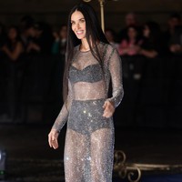 Siapa bilang wanita di usia 50 tahunan ke atas tidak bisa bersolek dengan busana menerawang. Demi Moore membuktikannya lewat penampilan ini. Foto: Robino Salvatore/GC Images