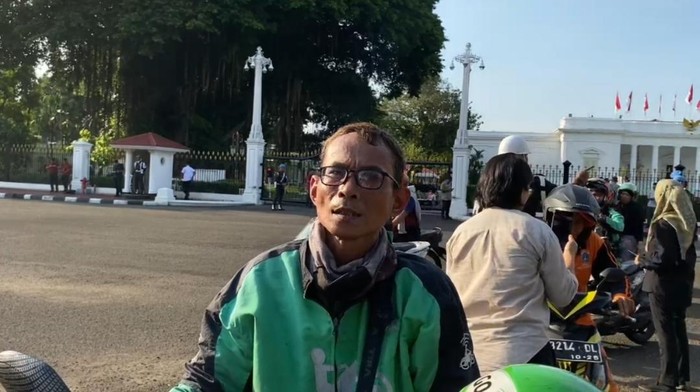 Driver ojek online (ojol), Rianto, ikut menerima sembako yang dibagikan Jokowi di Istana, Jakarta.