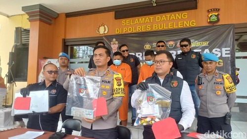Dua pemalsu STNK dihadirkan saat rilis di Mapolres Buleleng, Senin (8/4/2024). (Made Wijaya Kusuma/detikBali)