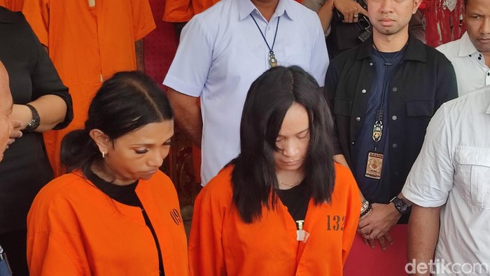 Dua waria pencuri kartu kredit WN Korsel dihadirkan dalam konferensi pers di Polresta Denpasar, Senin (8/4/2024). (Ahmad Firizqi Irwan/detikBali)