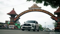 Pemilihan kendaraan menjadi sangat penting untuk bisa melintasi jalur legendaris Pantura, karena kendaraan dengan memiliki berbagai fitur lengkap dan efisiensi bahan bakar seperti Toyota Yaris Cross S HV type with GR Parts Aero Package yang detikOto kendarai, bisa dipastikan sangat membantu selama perjalanan dan menambah kesan nyaman saat berkendara. Foto: detikOto/detik.com.