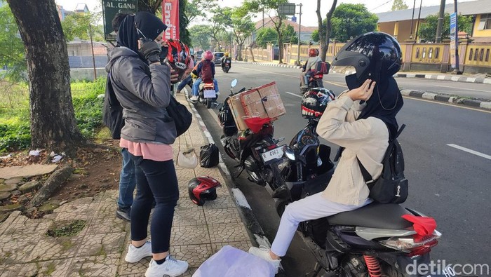 Eros dengan anak perempuannya dan kerabatnya saat di Gapura Selamat Datang Ciamis.