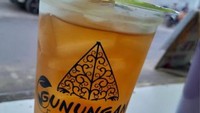 Es teh manis dengan gula asli bisa kamu dapatkan di gerai Es Teh Gunungan yang berlokasi di daerah Bekasi. Harga segelasnya dibanderol Rp 5.000. Foto: Google Review
