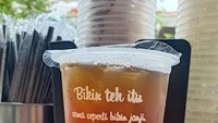 Semanggen Es Teh Kopi Kebon Baru menawarkan es teh manis yang menyegarkan dalam ukuran jumbo. Harganya dibanderol Rp 5.000. Foto: Google Review
