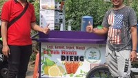 Di bilangan Grogol ada juga gerai es teh kaki lima. Nama Es Teh Dien yang manis dan menyegarkan. Harganya dibanderol Rp 5.000 dan porsinya jumbo. Foto: Google Review