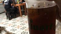 Di kawasan Tanah Abang kamu akan menemukan gerai Es Teh Manis Juara. Untuk varian original harganya dibanderol Rp 5.0000. Tehnya segar dan harum. Foto: Google Review