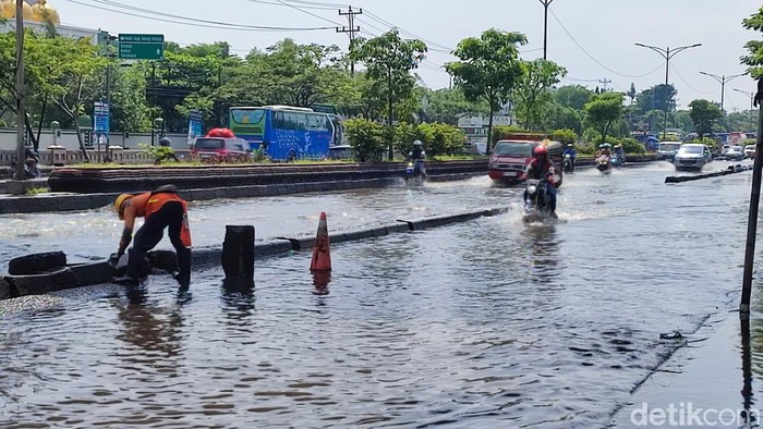 Genangan rob di Kaligawe Semarang, Senin (8/4/2024).