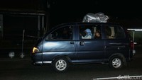 Jelang hari raya Idul Fitri sejumlah pemudik terus memadati jalur Pantura, salah satunya di Simpang Jomin Cikampek.