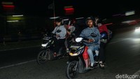 Tak ketinggalan mereka juga turut membawa serta anak dan istrinya.