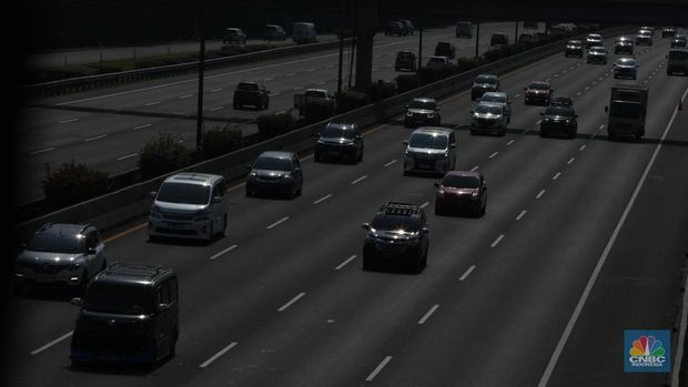 H-2 Lebaran Tol Japek Didominasi Kendaraan Pribadi. (CNBC Indonesia/Tri Susilo)