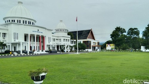 Halaman Gedung Wali Kota Bima.