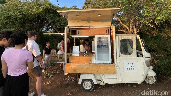 Hidden Gem Sesungguhnya, Siapa Sangka Bisa Ngopi di Atas Tebing Bali Tempat ngopi yang satu ini berlokasi di tempat yang anti mainstream. Tepatnya di atas tebing, Karang Boma Cliff. Traveler bisa ngopi santai sambil menikmati cantiknya sunset Pulau Bali.