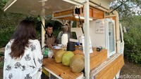 The Copy Cart baru-baru ini menjadi lokasi favorit warga Bali untuk menikmati sunset. Bahkan bajaj mini ini tak pernah berhenti membuat kopi. Terlebih ketika waktu mulai sore, The Copy Cart akan padat pembeli. 