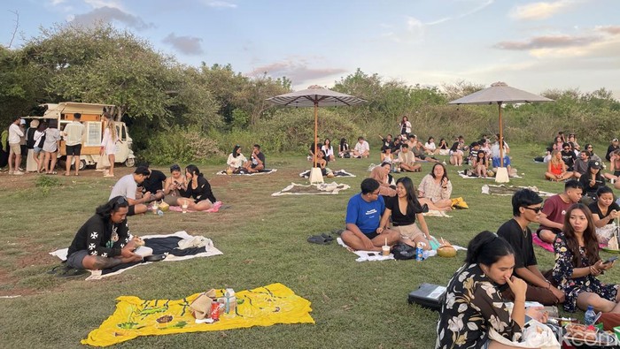 Tempat ngopi yang satu ini berlokasi di tempat yang anti mainstream. Tepatnya di atas tebing, Karang Boma Cliff. Traveler bisa ngopi santai sambil menikmati cantiknya sunset Pulau Bali.
