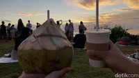 Bukan sekadar penjual minuman biasa, di sini traveler akan mendapatkan bonus view pantai komplit tebing dan suara debur ombak. Menikmati segelas kopi dan kelapa muda di The Copy Card akan semakin istimewa ketika matahari sudah mulai tenggelam di ufuk barat. 