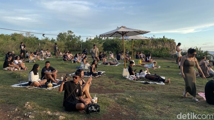 Tempat ngopi yang satu ini berlokasi di tempat yang anti mainstream. Tepatnya di atas tebing, Karang Boma Cliff. Traveler bisa ngopi santai sambil menikmati cantiknya sunset Pulau Bali.