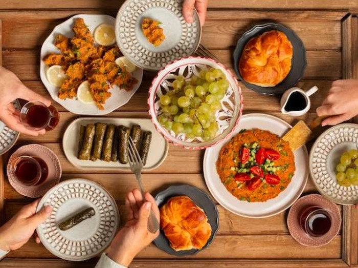 Ilustrasi makanan khas lebaran. (Freepik)