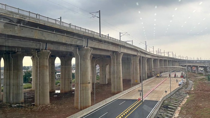 Masyarakat yang hendak menggunakan Kereta Cepat Whoosh kini sudah dapat mengakses pintu masuk dan keluar di Jalan Tol Jakarta-Cikampek KM 1+842 arah Cikampek mulai Sabtu, 6 April 2024. Kehadiran akses pintu tol di KM 1+842 ini pun meningkatkan aksesibilitas penumpang Kereta Cepat Whoosh dari dan menuju Stasiun Halim.