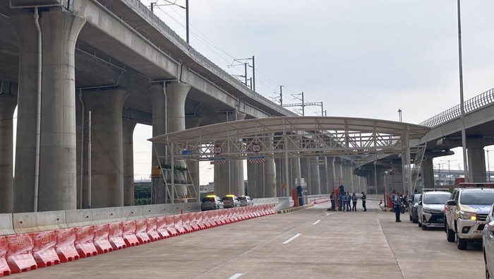 Masyarakat yang hendak menggunakan Kereta Cepat Whoosh kini sudah dapat mengakses pintu masuk dan keluar di Jalan Tol Jakarta-Cikampek KM 1+842 arah Cikampek mulai Sabtu, 6 April 2024. Kehadiran akses pintu tol di KM 1+842 ini pun meningkatkan aksesibilitas penumpang Kereta Cepat Whoosh dari dan menuju Stasiun Halim.