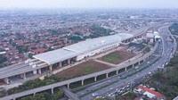 Selain itu, untuk menuju Stasiun Halim, tersedia pula berbagai layanan Angkutan Umum yang terintegrasi dengan Stasiun Halim yaitu LRT Jabodebek, Bus Transjakarta rute 7W, Bus Damri tujuan Bandara Soekarno Hatta, dan taksi online maupun konvensional. 