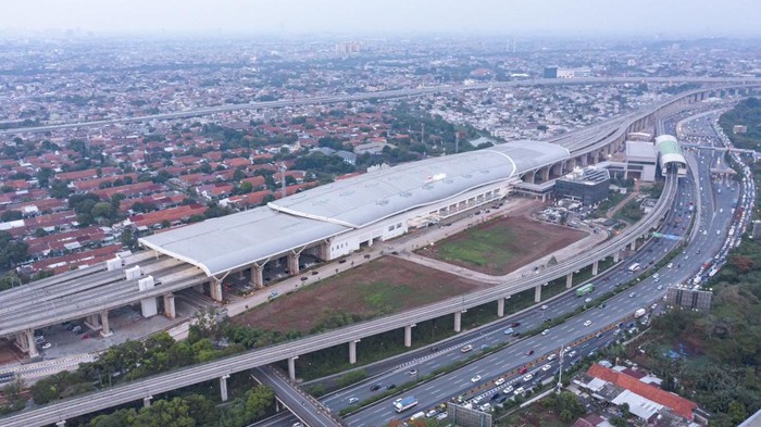 Ini Lokasi Akses Alternatif ke Stasiun Kereta Cepat yang Dibuka Masyarakat yang hendak menggunakan Kereta Cepat Whoosh kini sudah dapat mengakses pintu masuk dan keluar di Jalan Tol Jakarta-Cikampek KM 1+842 arah Cikampek mulai Sabtu, 6 April 2024. Kehadiran akses pintu tol di KM 1+842 ini pun meningkatkan aksesibilitas penumpang Kereta Cepat Whoosh dari dan menuju Stasiun Halim.